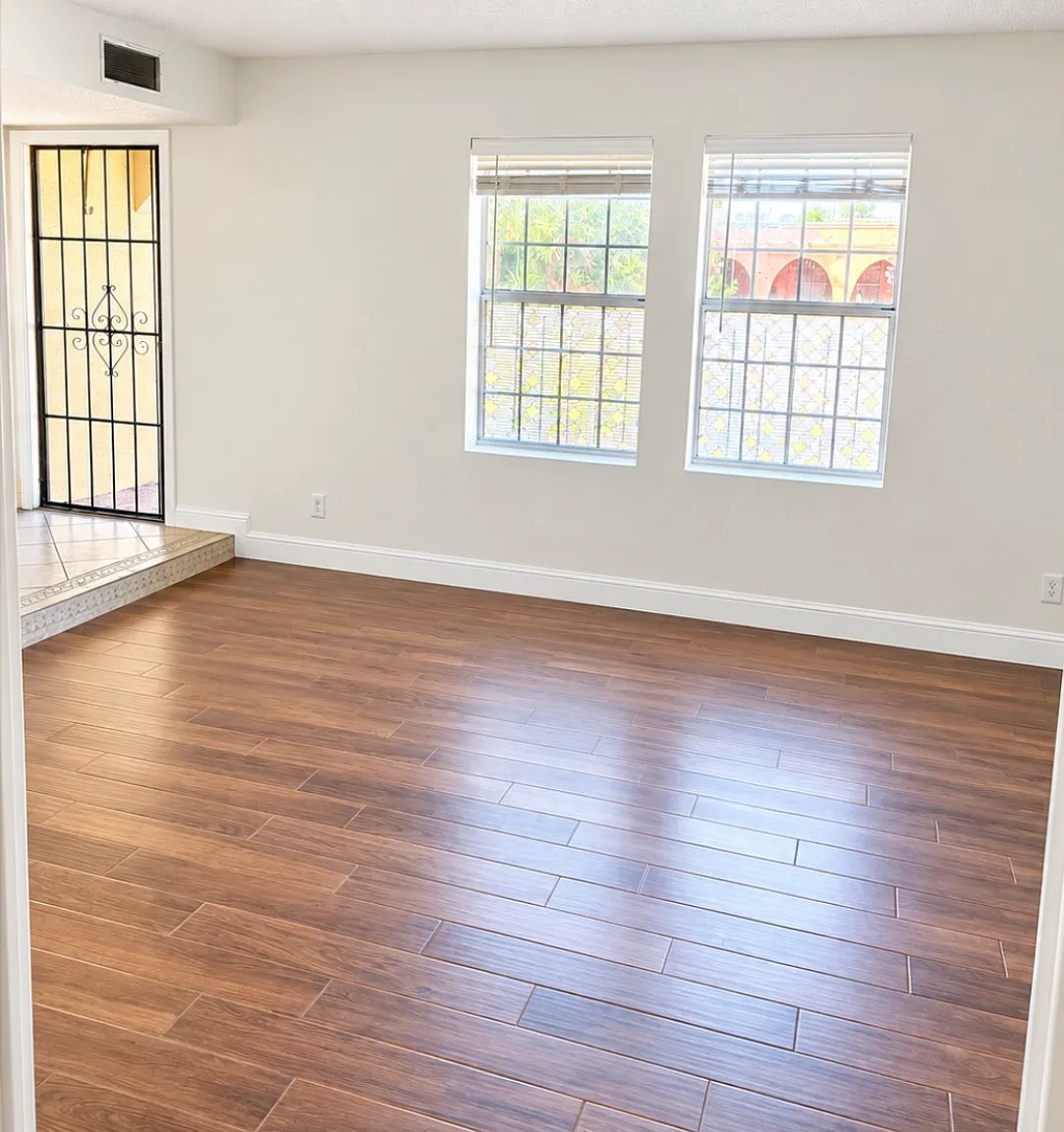 553 N Hobson Plz — Photo 2