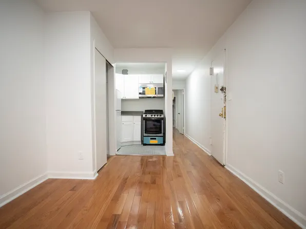 320 West 22nd Street image 2 of 7