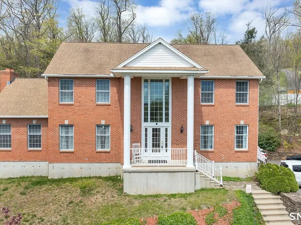 17 Carriage Lane, Woodbury, CT 06798