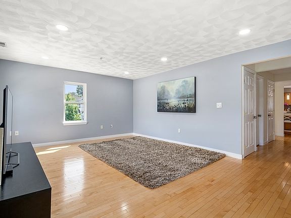 2nd image of 260 Salem St APT 3