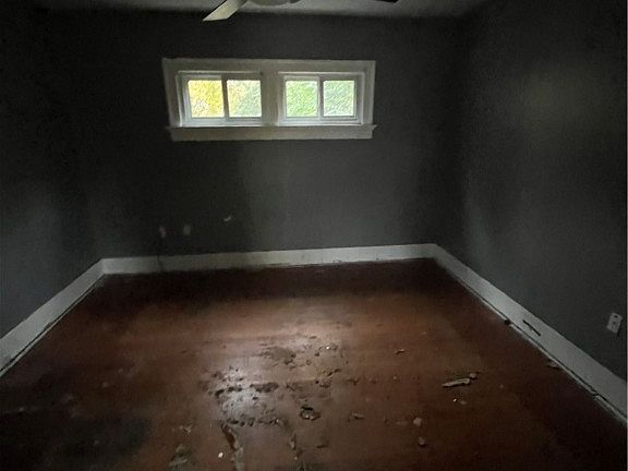 3rd image of 1915 Emerson Ave