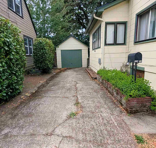 228 NW 11th St — Photo 3