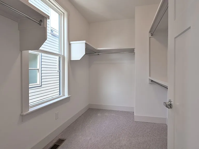900 Meridian St — Photo 14