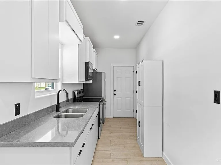 823 Abby St #3 — Photo 5