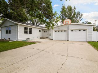 419 3rd St NW, Hazen, ND 58545