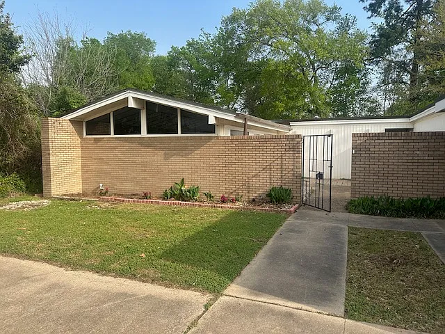 633 Harris St — Photo 1