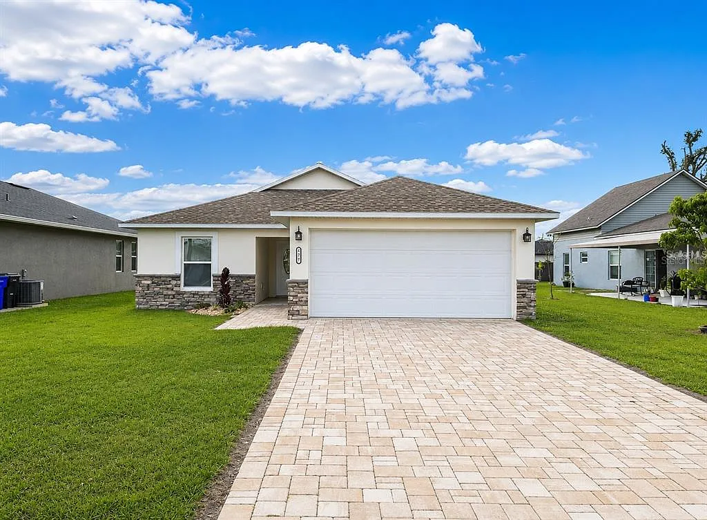 3 bed, 2.0 bath, 1516 sqft, $2,299 — Photo 1
