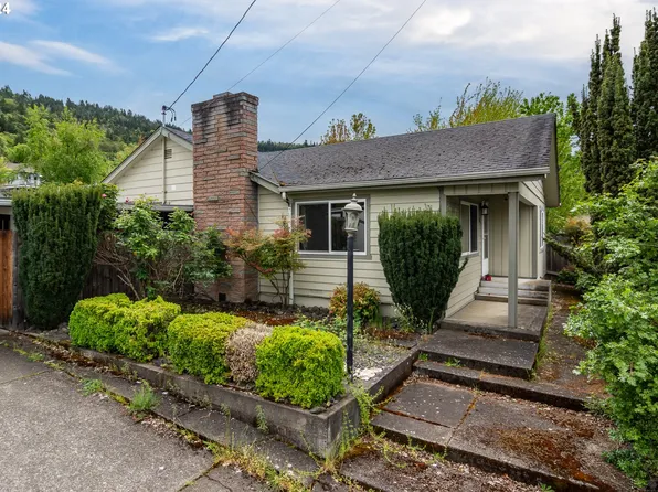 105 Barron Ct, Roseburg, OR 97471