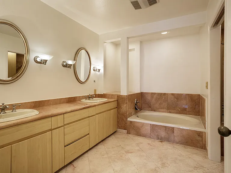 1880 Veteran Ave #211 — Photo 17