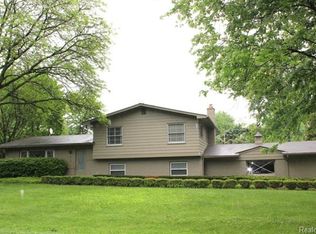 6869 White Pine Dr, Bloomfield Hills, MI
