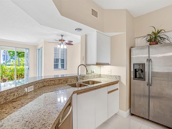 5th image of 3255 NE 184th St APT 12104
