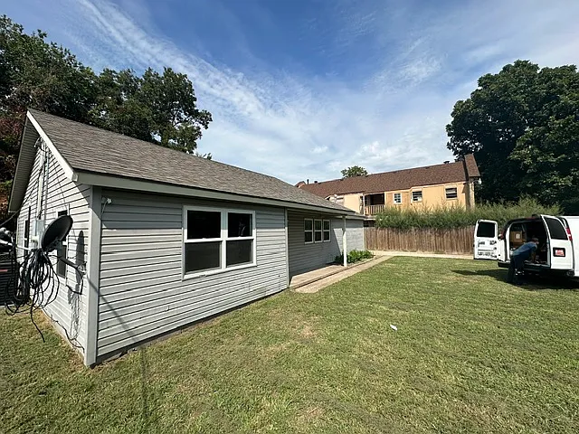 3 bed, 999 sqft, $1,350 — Photo 2