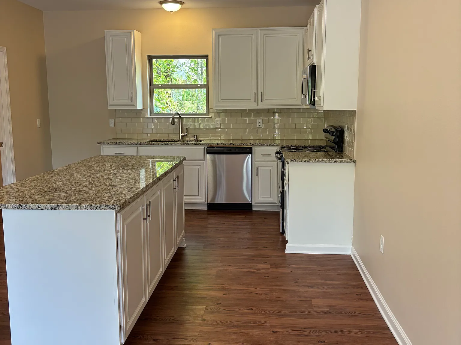 2 bed, 1000 sqft, $1,395 — Photo 2