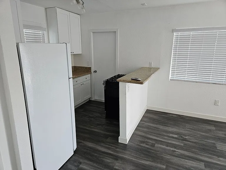 744 Park Pl — Photo 4