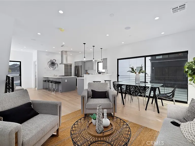 229 1/2 N Burlington Ave — Photo 2