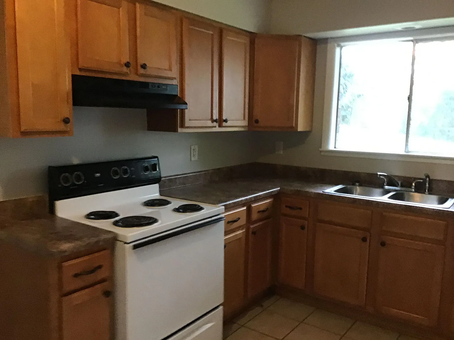 3 bed, 1.5 bath, 1319 sqft, $1,350 — Photo 4