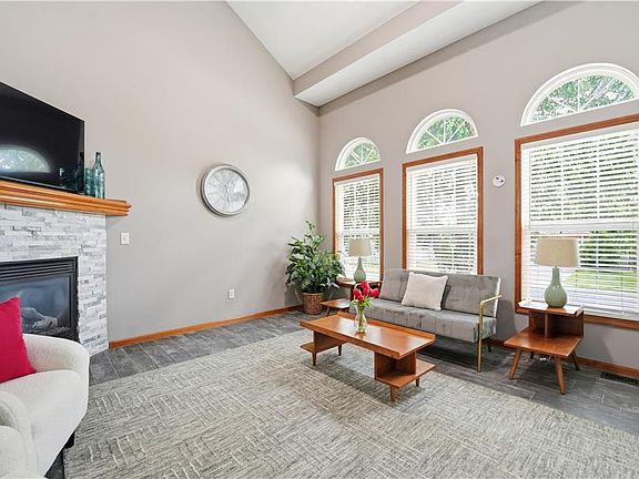 4th image of 722 Saddle Peak Dr