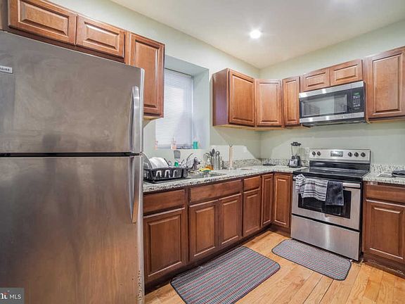 3rd image of 818 W Roosevelt Blvd