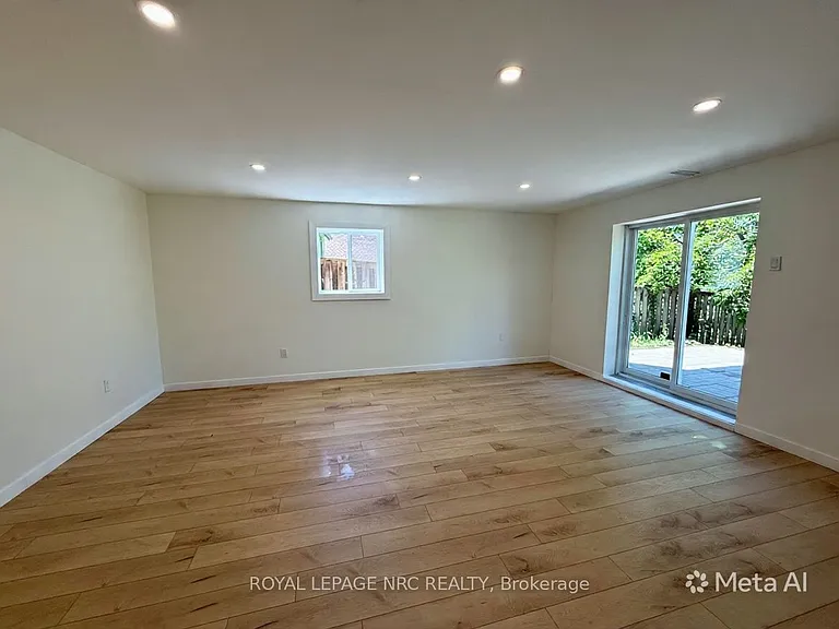 10 Dundas Cres — Photo 2