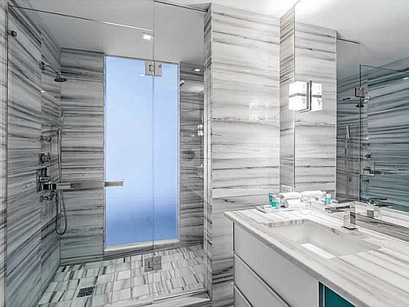 5th image of 2201 Collins Avenue #423