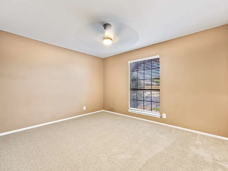 5801 Royal Ridge Dr — Photo 16