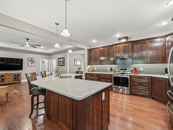 5th image of 171 Hazelnut Dr