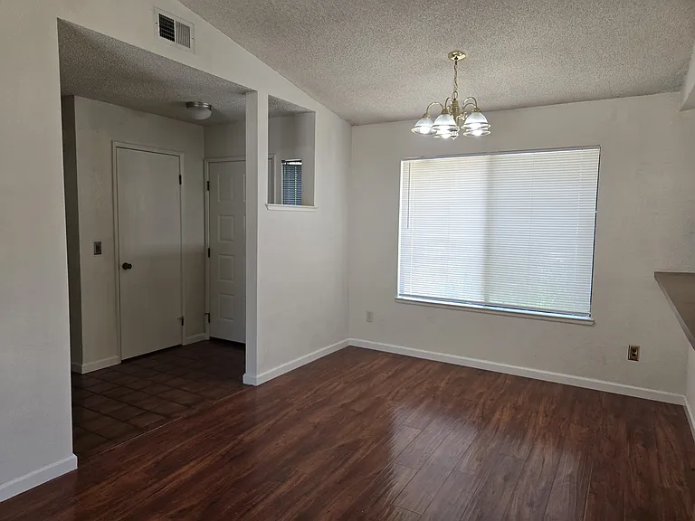 9 Donna Marie Ct — Photo 2