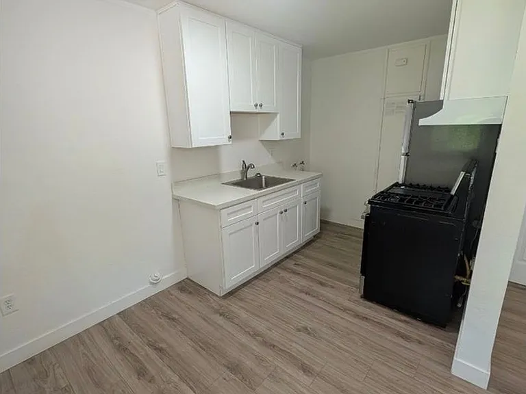 1036 N Olive Ave — Photo 3