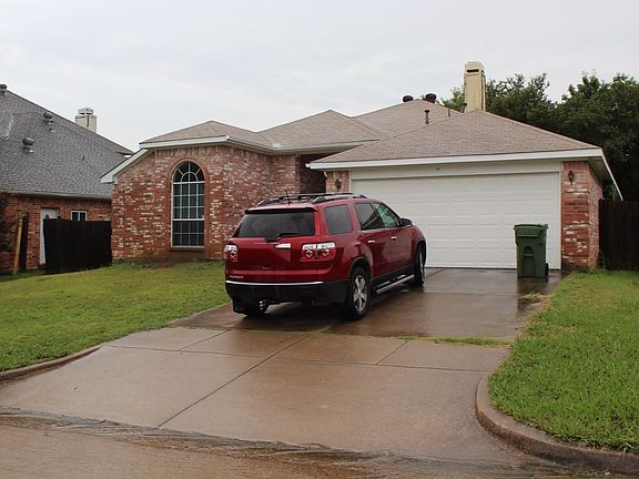 3rd image of 924 Winterwood Ct