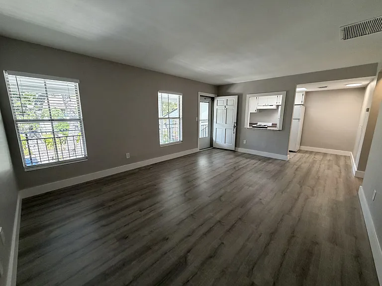 524 Bay St NE #5 — Photo 8