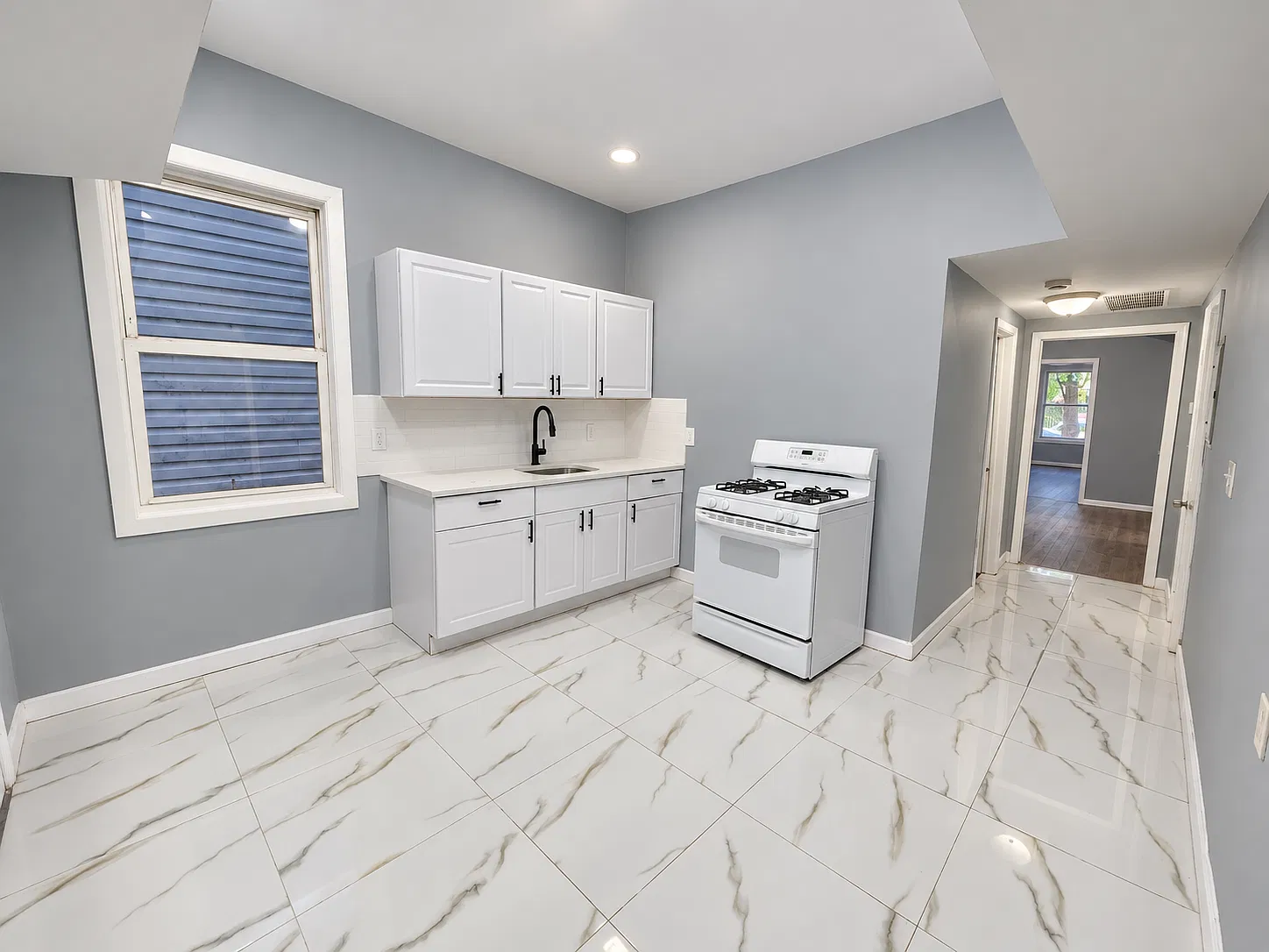 3 bed, 950 sqft, $2,095 — Photo 2