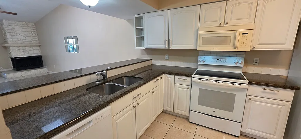 3 bed, 1197 sqft, $1,900 — Photo 2