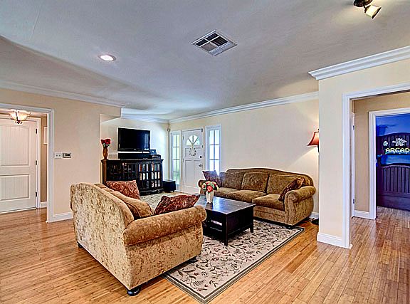 3rd image of 5708 Newcastle Ave