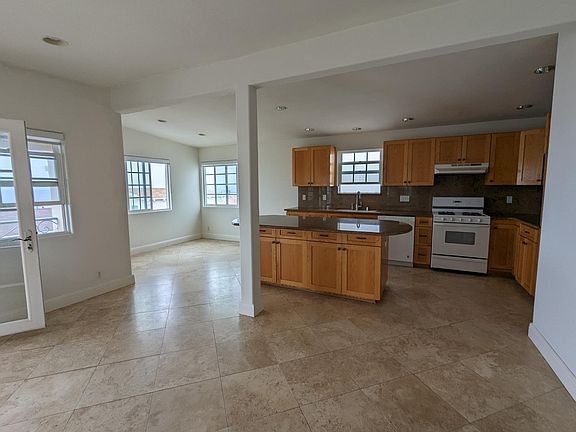 4th image of 3112 Manhattan Ave #B