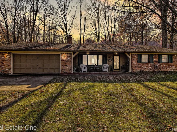 33887 Ash Rd, New Boston, MI 48164