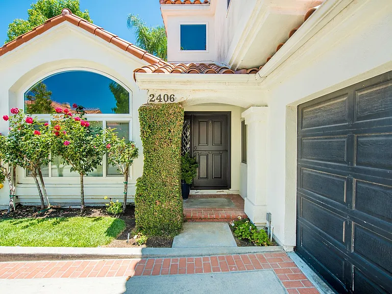 2406 La Mesa Ct — Photo 2