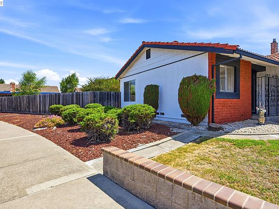 4th image of 2467 Hibiscus Dr