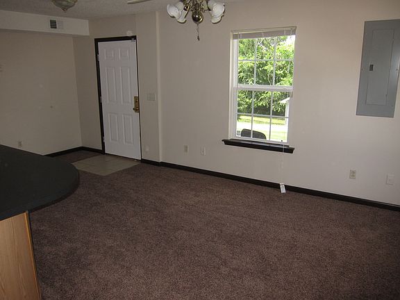 04 Large Living Room with Si