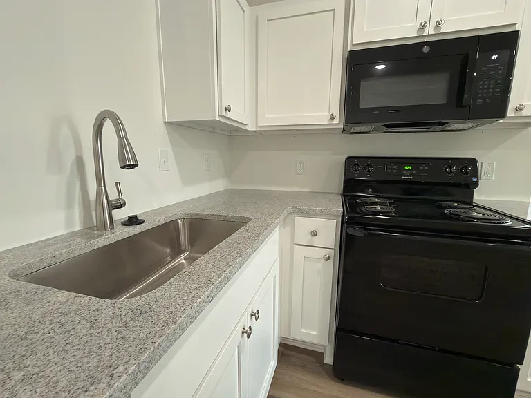 1025 E Hobson Ave #B — Photo 1