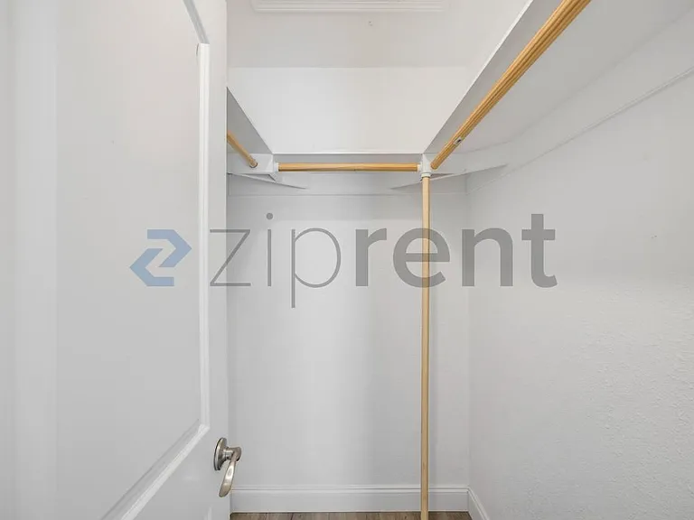 518 E King St — Photo 17