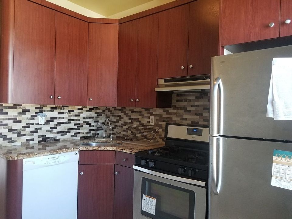 1st image of 487 McDonald Ave #2