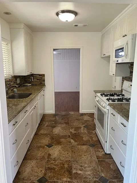 2450 Tyrolean Way photo 1