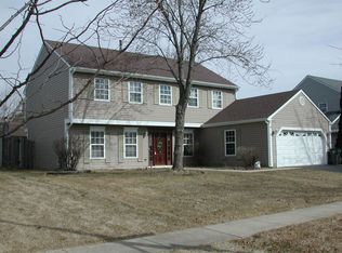 6 Larkspur Ln, Streamwood, IL 60107