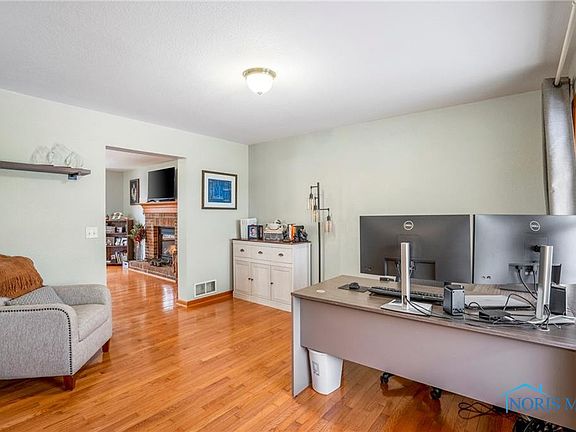 5th image of 309 Earl North Dr