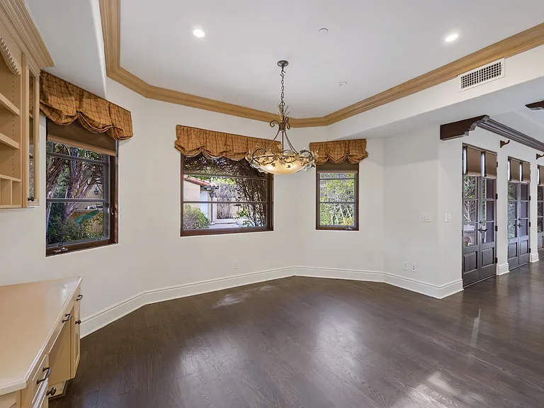 305 N Palm Dr — Photo 46