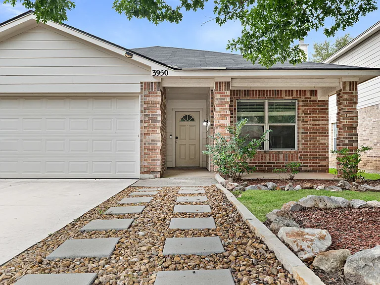 3950 Canyon Pkwy — Photo 2