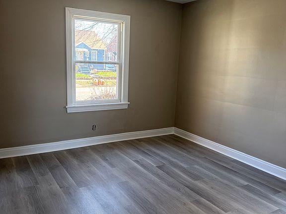 5th image of 1522 Larchmont Ave