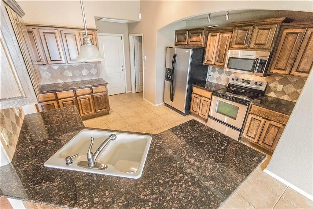 4 bed, 1750 sqft, $2,000 — Photo 4