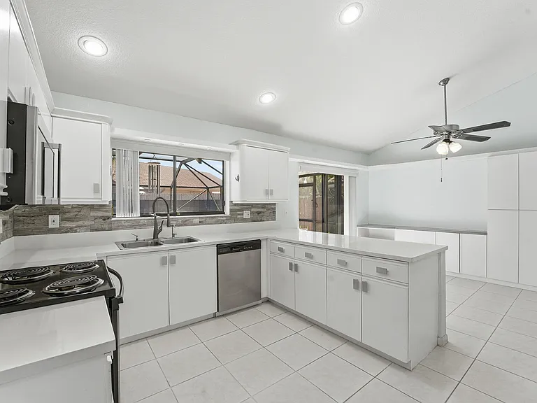 9284 Laurel Green Dr — Photo 17