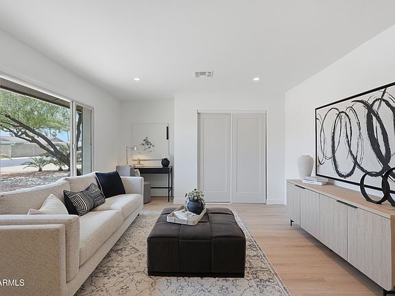 5th image of 1318 E LA JOLLA Drive